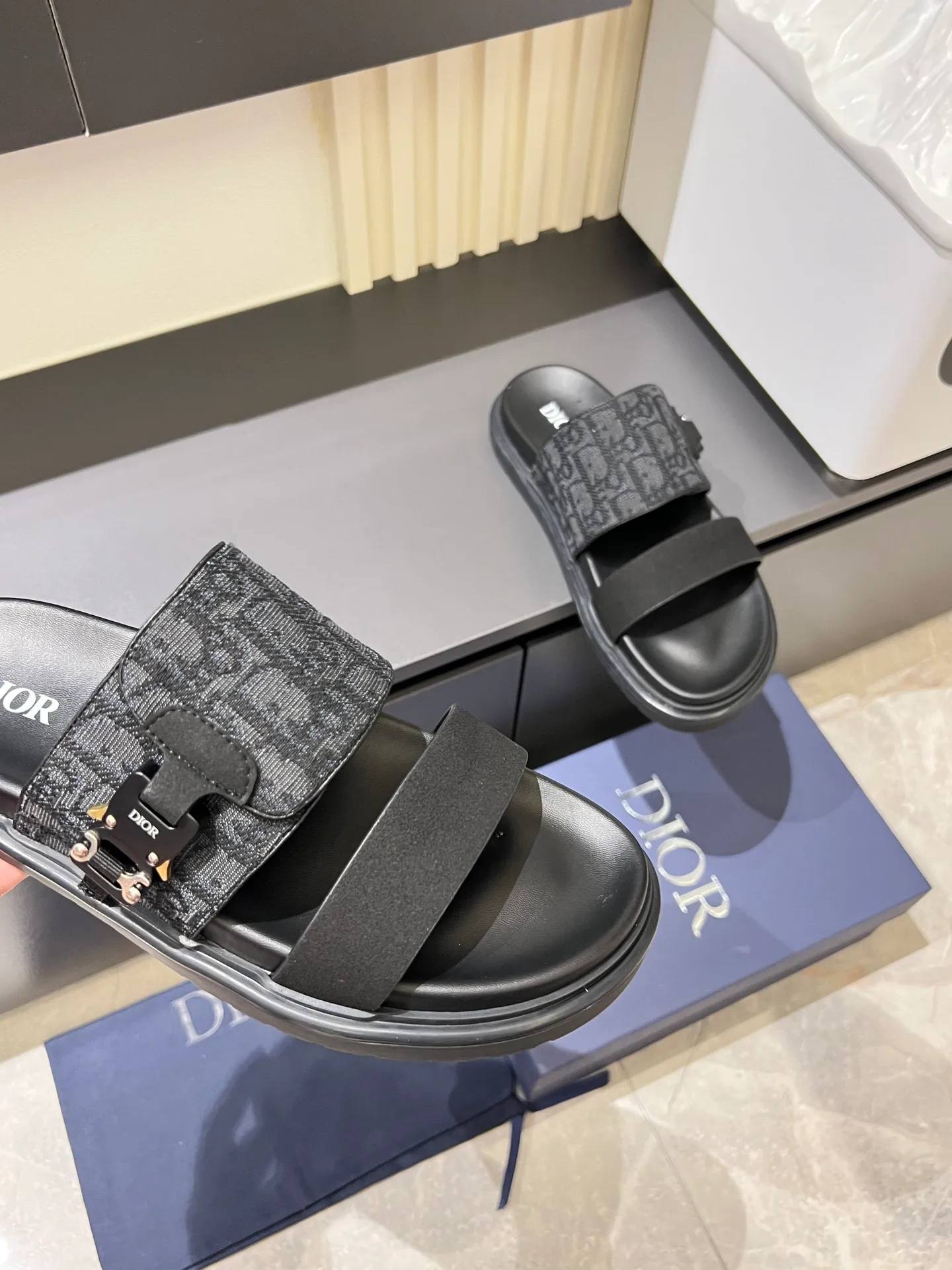 Men's Men's Shoes 💰p320 Dio* Men's Sandals Slippers. Showcasing Dior haute couture design. The Dior gray suede strap is accented with an aluminum Dior buckle for added style. Paired with a comfortable tonal notch sole, they pair easily with shorts or jeans for a sophisticated look. Main body: suede cow leather, technical fabric lining: cow leather, with adjustable straps, aluminum Dior buckle, Dior gray EVA insole, tonal notched rubber outsole splicing structure, size: 38-44 (customized at 45.46)